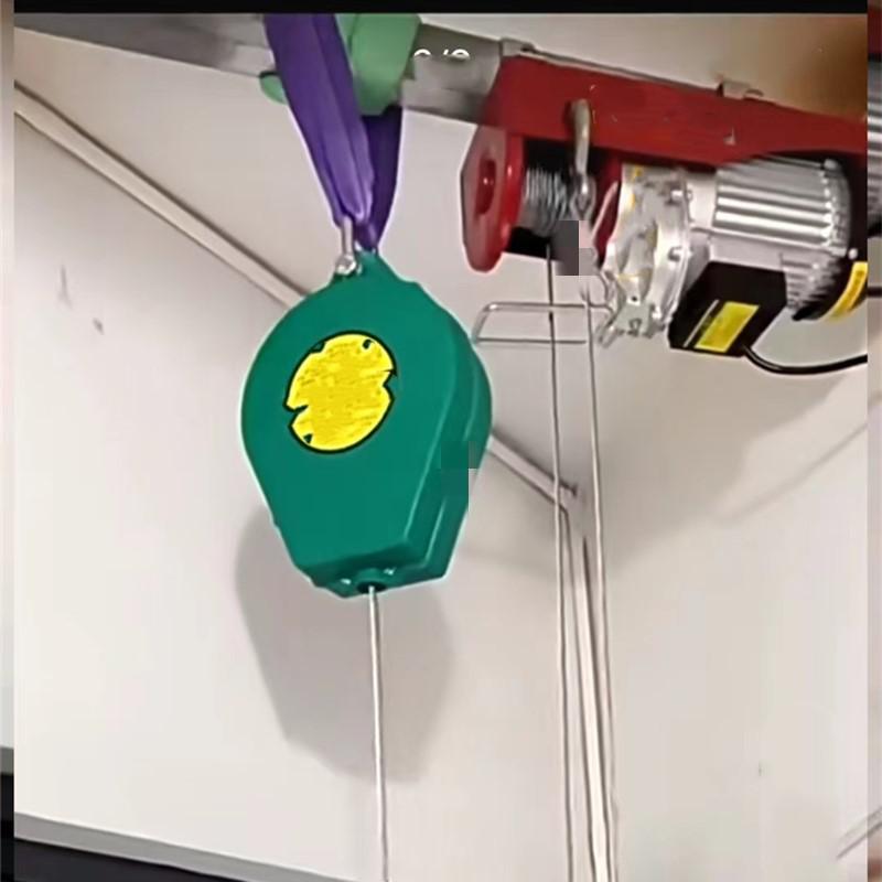 防墜器搭配微型電動葫蘆進(jìn)行吊裝作業(yè)